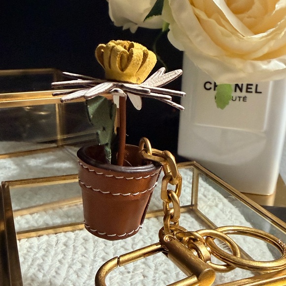 Tory Burch leather flower pot keychain - NWT - Picture 6 of 7